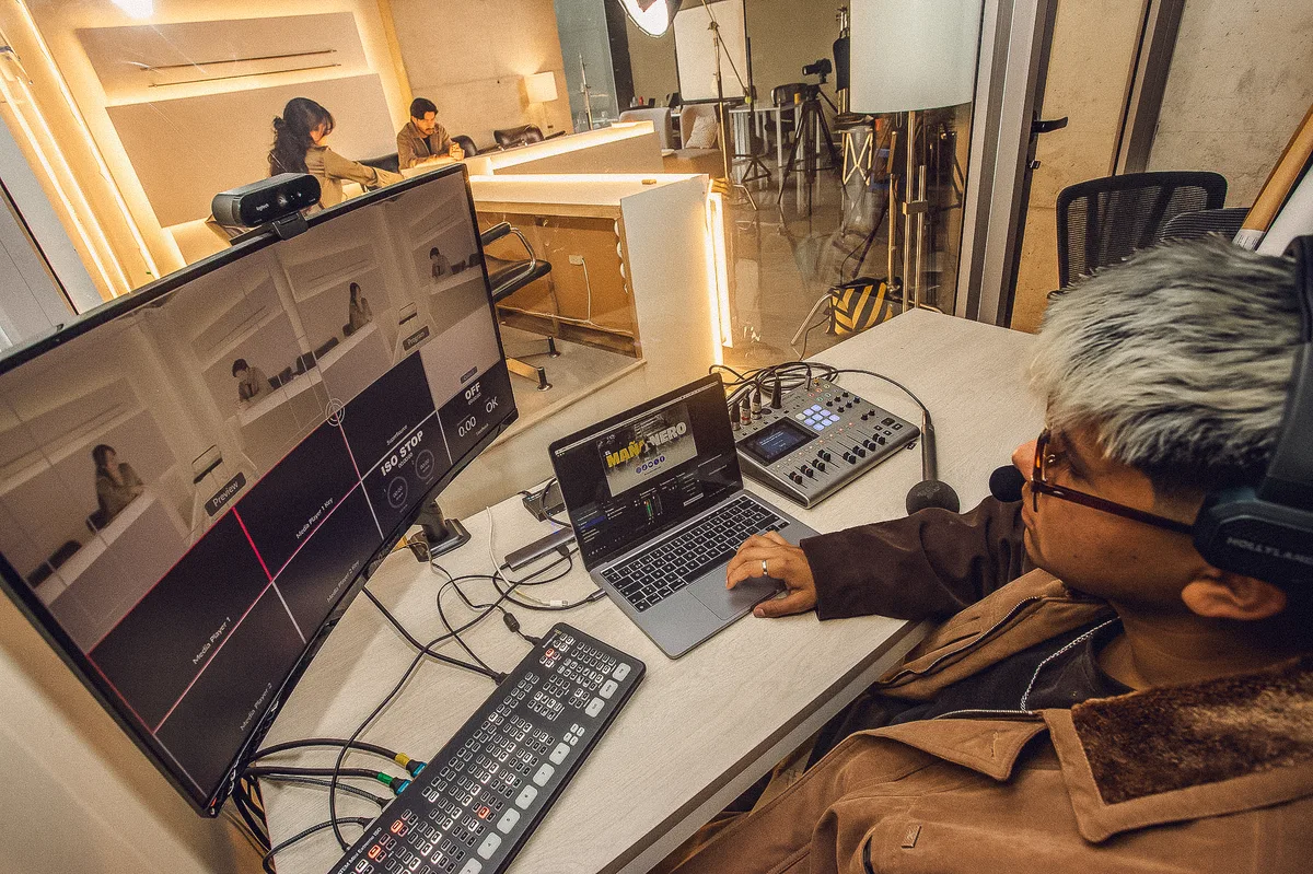 Master de control del estudio OZ — monitor, switcher ATEM y laptop